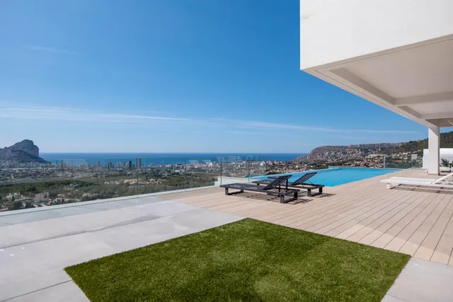 Villa de reciente construcción con vistas panorámicas — 22