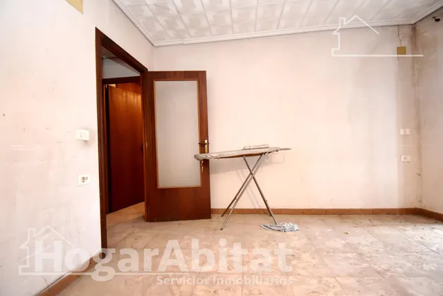 ESPACIOSA CASA CON LOCAL COMERCIAL, DOS TERRAZAS Y BALCÓN — 24