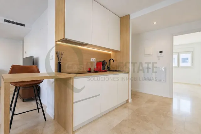 Ático reformado con gran terraza en Alicante – 2 dormitorios - foto 2