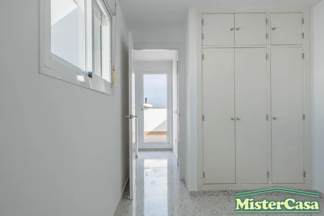 EXCLUSIVA. Zona norte. Ático Dúplex VPO. Terraza-solarium de 52m2. 4 dormitorios, 2 baños. Garaje. — 32