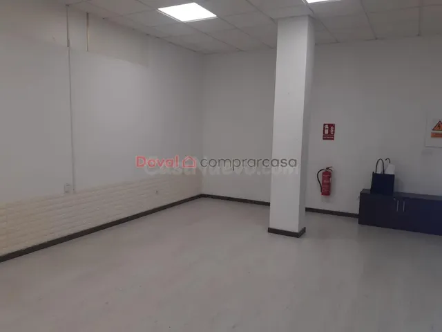 ALQUILER BAJO ACONDICIONADO CON GRAN ESCAPARATE - foto 3
