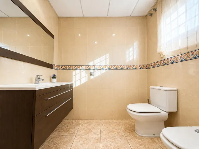 CASA INDEPENDIENTE CON 966 M/2 DE PARCELA EN NUEVO HIGUERON . — 38