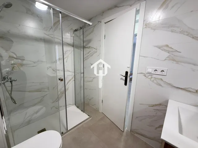 Piso en venta en Alicante, 75m2, 3 habitaciones un baño completo, segunda planta con ascensor. plaza de garaje . zona de ciudad elegida — 20