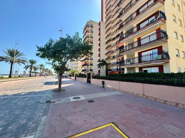 Apartamento en primera línea de playa de Gandia en residencial con piscina comunitaria, garaje y trastero. — 46