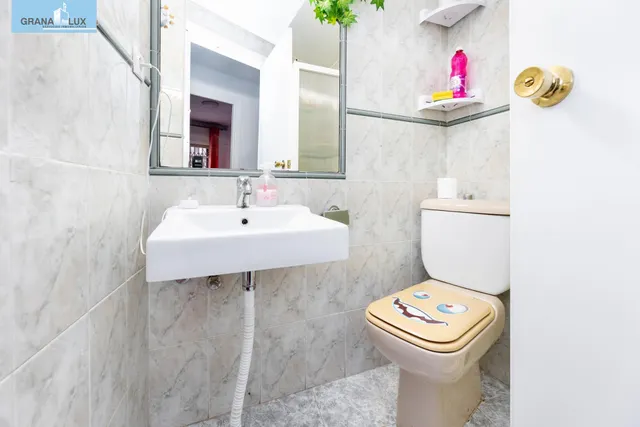 Venta de piso de 4 dormitorios y 2 baños en Granada (Zona Centro) — 21