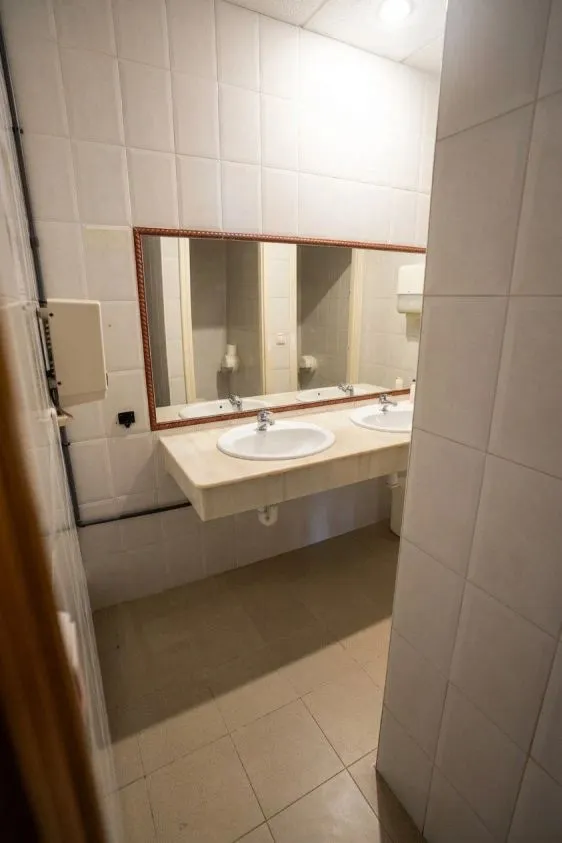 Local comercial de hostelería con gran terraza y salón de eventos en Guadiana. — 34