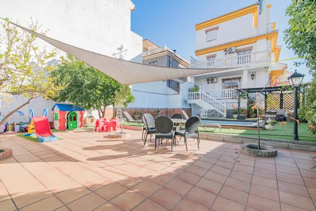 Encantador chalet ubicado en la mejor zona de Maracena, con  - foto 2
