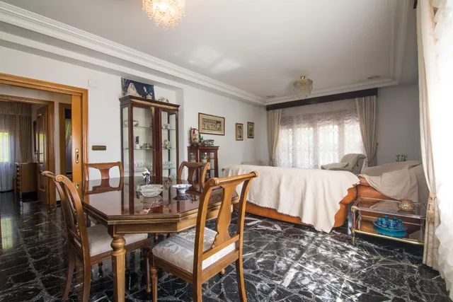ESPECTACULAR CHALET EN ZONA CIUDAD JARDIN — 46