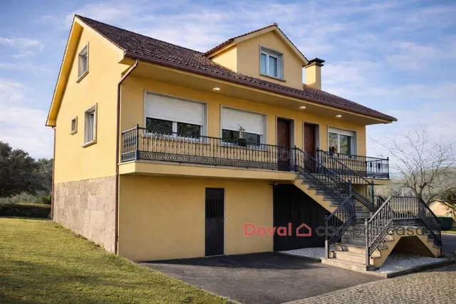 Casa en venta en O Porriño con amplio terreno y todas las co