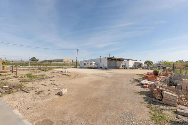 Almacén con amplio terreno en venta en Deltebre