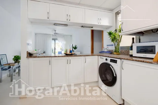 PRECIOSO ÁTICO CON DOS TERRAZAS, GARAJE Y PISCINA JUNTO AL MAR — 28