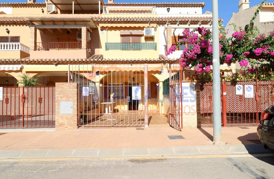 Triplex de 4 habitaciones, 3 baños, jardin y solarium. a solo 450 m del mar, los narejos, los alcazares, Murcia