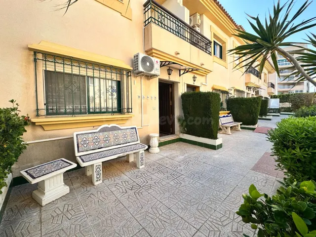 ADOSADO DE 3 DORMITORIOS 2 BAÑOS EN LA ZENIA (ORIHUELA COSTA