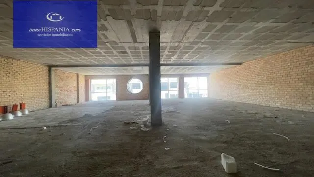 Se vende o alquila local totalmente diafano en Zona Franca — 22