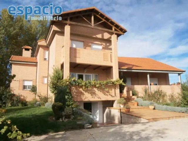 VENTA CHALET EN CARRACEDELO