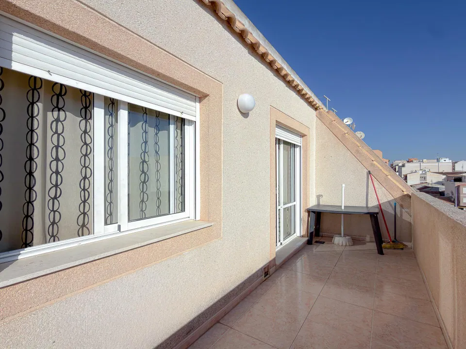 Oportunidad! Luminoso y encantador Ático con amplia terraza y excelentes vistas despejadas + Garaje cerrado incluido en el precio + Piscina comunitaria