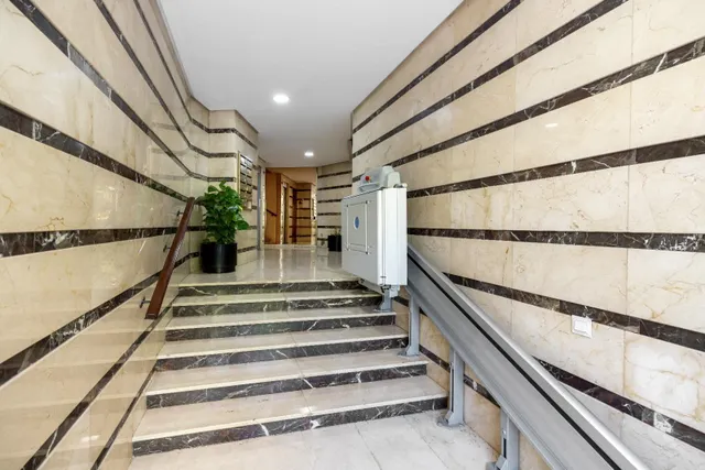 Piso en Avda. San Francisco Javier — 33