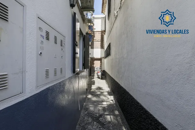 Edificio histórico junto a Plaza Larga, en el corazón del Albaicín (Granada) — 10