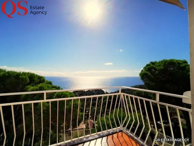 Casa con piscina y vistas al mar en urbanización Santa Crist