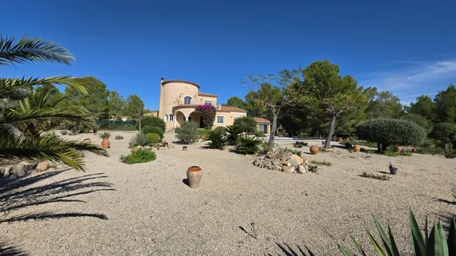 Chalet con piscina, gran parcela y licencia turística — 42