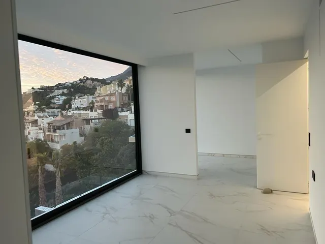 Villa moderna con vistas panorámicas al mar y a la montaña — 17
