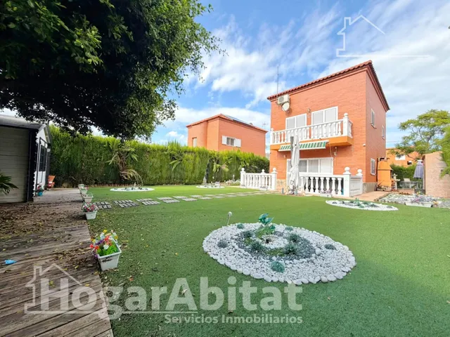 Privacidad y vida al aire libre en este exclusivo chalet con