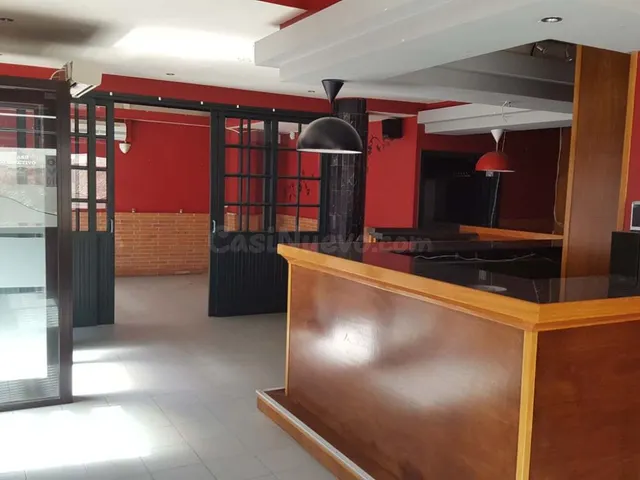 Local comercial con escaparates, esquinero, en el centro de  - foto 4