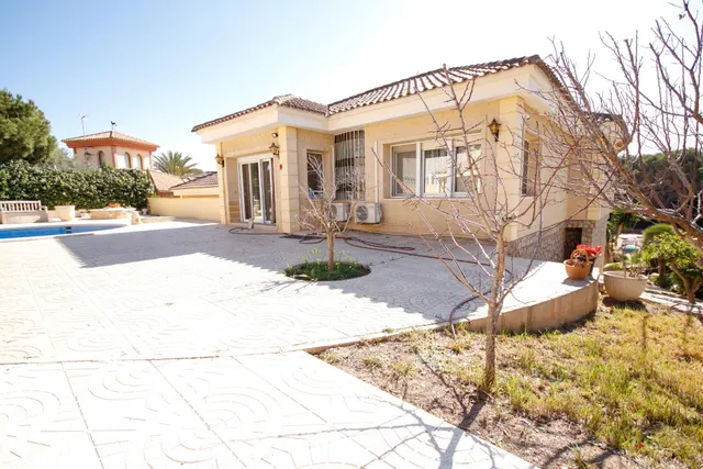 Villa de 4 dormitorios, 3 baños, piscina y jardín en dehesa de campo amor (orihuela costa) — 29