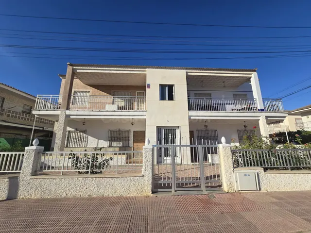 A escasos metros de la playa, amplia y luminosa vivienda con