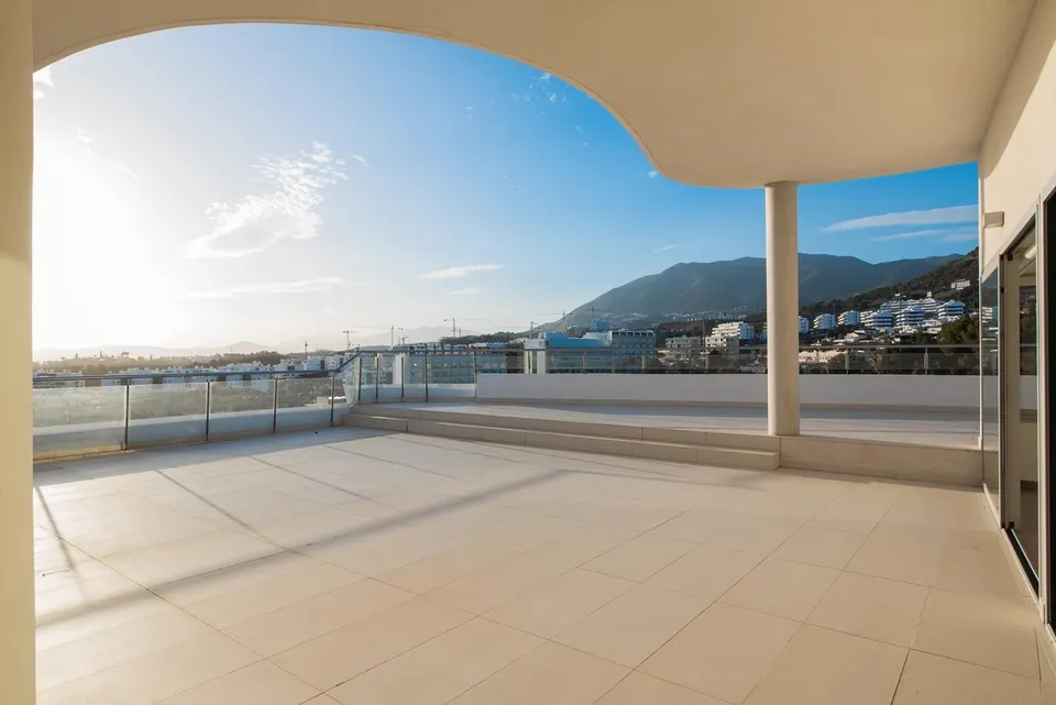 LLAVE EN MANO. ÁTICO MARIPOSA CON ENORME TERRAZA, ORIENTACIÓN SUROESTE Y VISTAS PANORÁMICAS AL MAR
