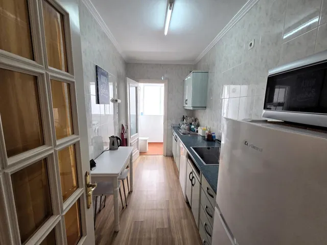 Apartamento en 1ª línea de playa en Estepona con terraza y vistas al mar — 4
