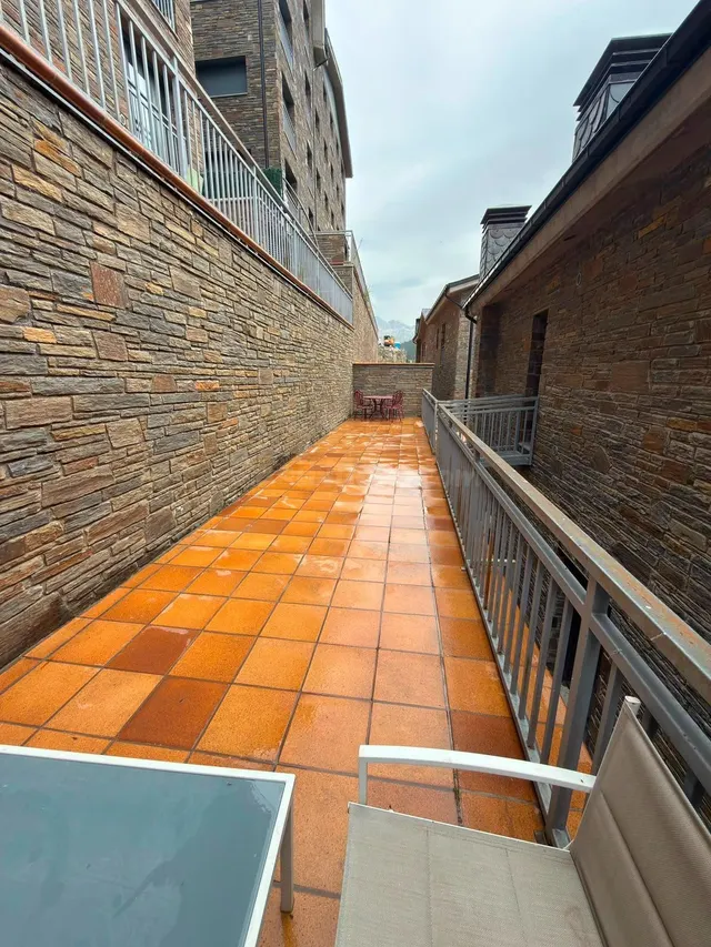 Exclusivo ático de 1 habitación con terraza de 40 m2 en Bord - foto 4
