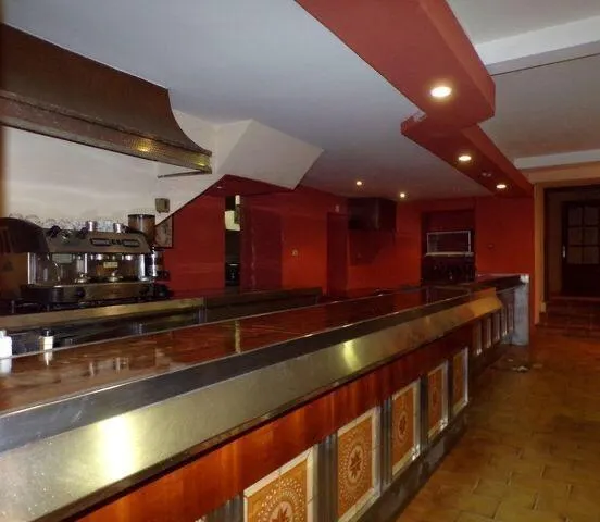 Local de hostelería y casa de dos viviendas en venta — 8