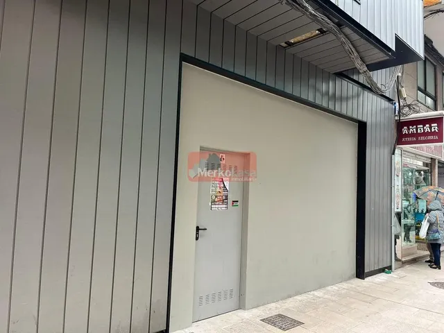 SE ALQUILA LOCAL COMERCIAL EN OBRA EN EDIFICIO DE NUEVA CONSTRUCCIÓN EN AVD. CORUÑA — 11