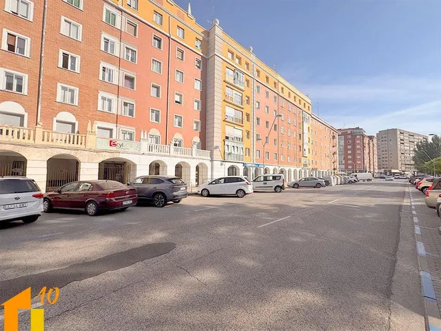 Vivienda para entrar a vivir en Reyes Católicos.
