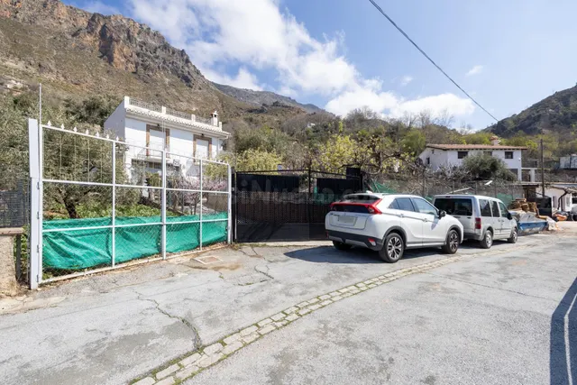 FINCA URBANA ÚNICA CON DOS VIVIENDAS EN GÜÉJAR SIERRA - foto 2