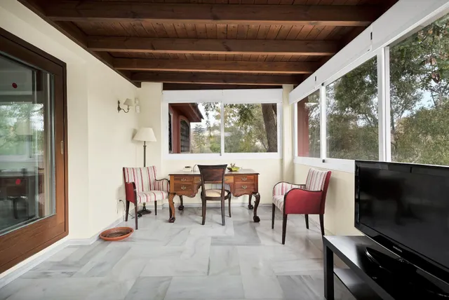 Alquiler larga temporada - Villa Privada con Piscina y Amplio Jardín en Cerrado de Elviria, Marbella — 27