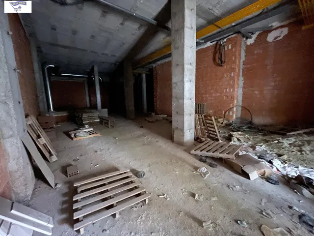 AMPLIO LOCAL COMERCIAL CON SALIDA DE HUMOS — 2