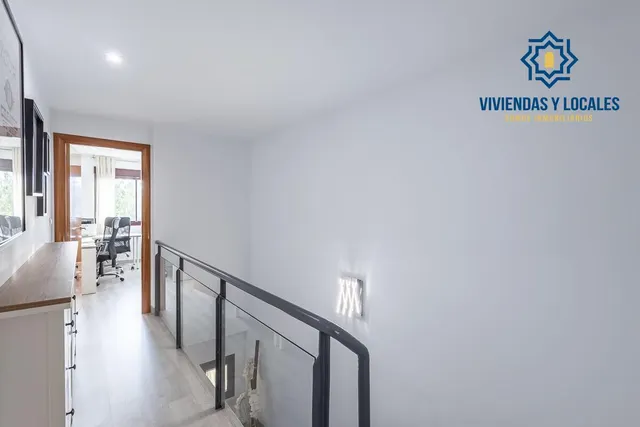 Amplia casa de 182 m2 con patio, gran sótano y a menos de 5 minutos del metro — 23