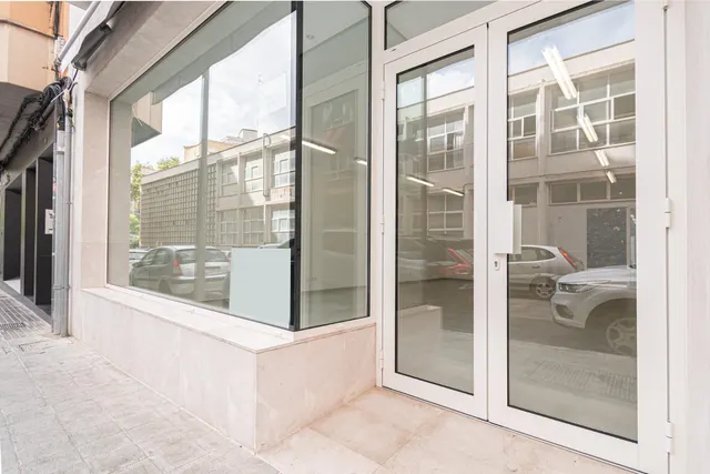 Local seminuevo a pie de calle con patio ajardinado al lado del Paseo Mallorca — 9