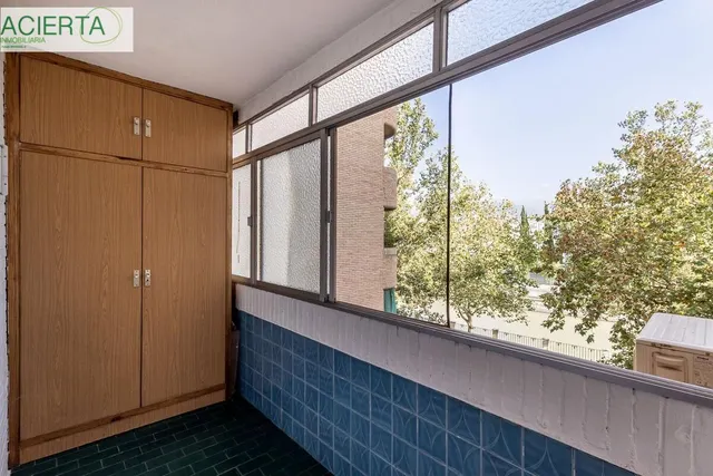 Piso con plaza de garaje cerrada junto a La Inmaculada, frente al río Genil. — 13