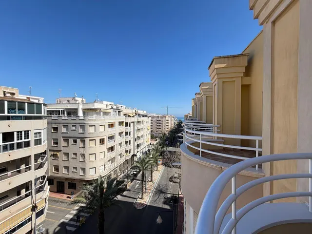 Ático con vistas al mar en av. de las habaneras con vistas al mar. 2 dorm. 1 baño. superficie de 79 m2. — 40