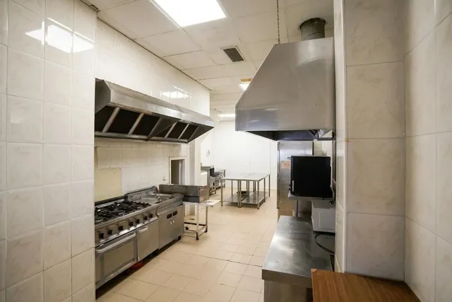 Local comercial de hostelería con gran terraza y salón de eventos en Guadiana. — 47