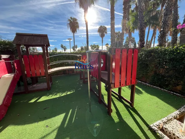 Piso reformado en primera línea del mar con terraza y piscina comunitaria — 41