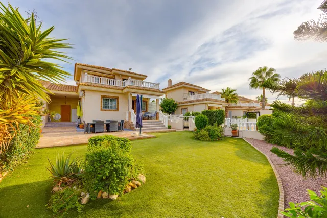 Exclusiva Villa con Jardin de ensueño en Los Dolses, a pasos