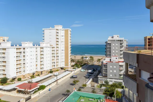 Amplio Apartamento en Playa de Gandia con Vistas al Mar — 3