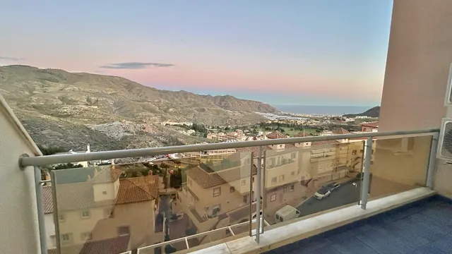 Piso reformado con vistas al mar y licencia turística en La  - foto 3