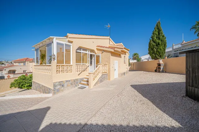 Villa independiente de 3 dormitorios con vivienda adicional  - foto 2