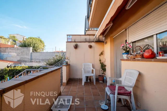 Casa adosada de tres plantas con jardín, terrazas y espacio tipo loft en garaje — 18
