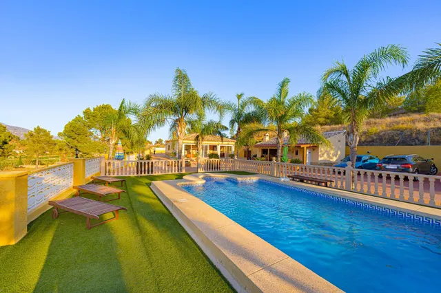 Villa exclusiva en La Nucía | parcela de 3.947 m2, piscina privada y amplias zonas de ocio — 9